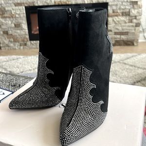 Brand new, never been worn!! They are just itching to go dancing!